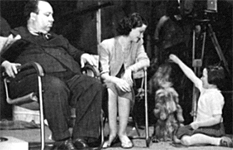 Sur le plateau de The Lady Vanishes, Hitchcock, Margaret Lockwood et Patricia Hitchcock