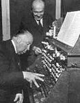 Hitchcock et Oscar Sala, le compositeur de la musique de The Birds (1963)